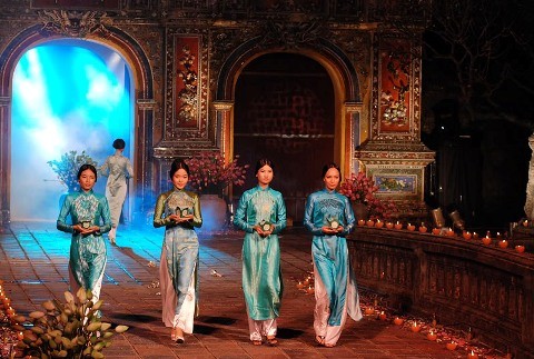 Более 35 тысяч туристов прибыли в город Хюэ для участия в Фестивале Хюэ-2012 - ảnh 1